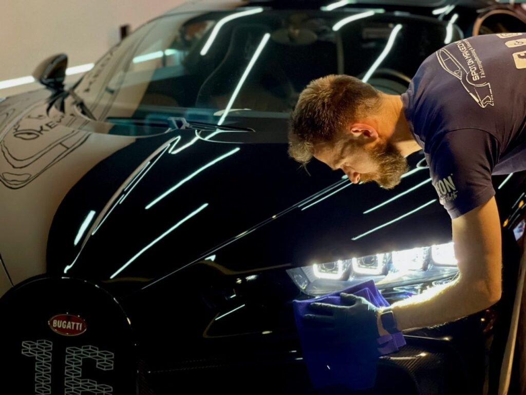 Trabajador encerando carro en página de Limpieza de coches en Barcelona