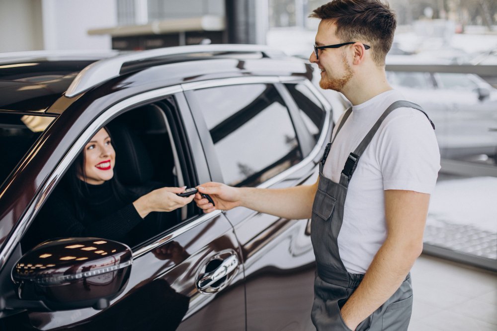 Cliente con empleado en página de Limpieza de coches en Barcelona